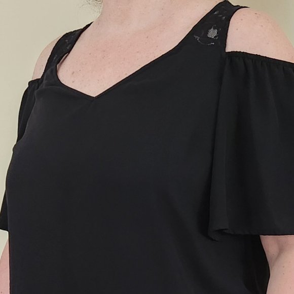 TORRID plus size Women's blouse, Size 00, Black, Peekaboo Shoulder, Lace - Picture 1 of 5